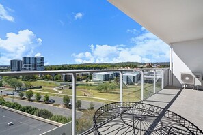 Property grounds - Comfortable 1-Bed Apartment with Balcony (Phillip)