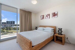 1 bedroom, iron/ironing board, Internet, bed sheets - Comfortable 1-Bed Apartment with Balcony (Phillip)