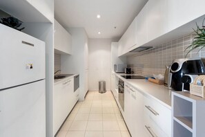 Fridge, microwave, oven, stovetop - Comfortable 1-Bed Apartment with Balcony (Phillip)