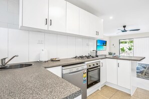 Fridge, microwave, oven, stovetop - Bright and Spacious Triplex Near Holloways Beach (Holloways Beach)