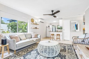 Smart TV - Bright and Spacious Triplex Near Holloways Beach (Holloways Beach)