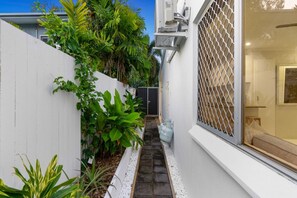 Property grounds - Bright and Spacious Triplex Near Holloways Beach (Holloways Beach)