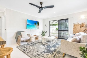 Smart TV - Bright and Spacious Triplex Near Holloways Beach (Holloways Beach)