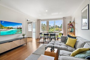 Smart TV, offices - Family Friendly 3-Bed with Courtyard & Parking (Moonee Ponds)