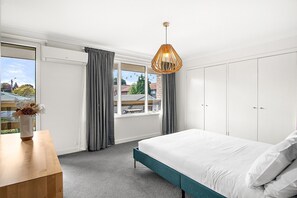 Desk, iron/ironing board, travel cot, Internet - Family Friendly 3-Bed with Courtyard & Parking (Moonee Ponds)