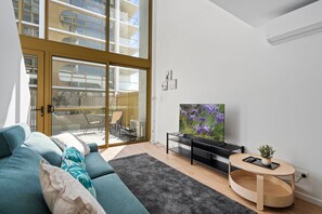 Smart TV - Comfortable 1-Bed Retreat with Courtyard & Parking (Denman Prospect)