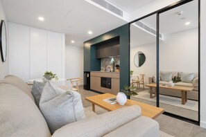 Smart TV - Modern Studio with Rooftop and BBQ Access (North Fremantle)