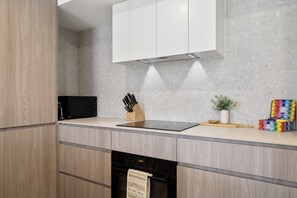 ثلاجة، ميكروويف، فرن، موقد طهي مسطح