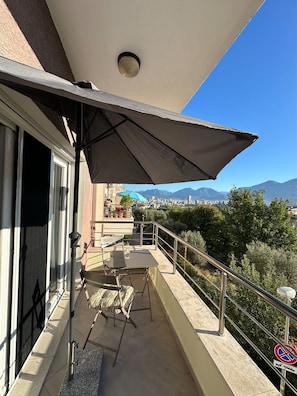 Outdoor dining - Olive Hill Apartment • City & Mountain View • Free Wi-Fi • Shower & Bathtub (Tirana)