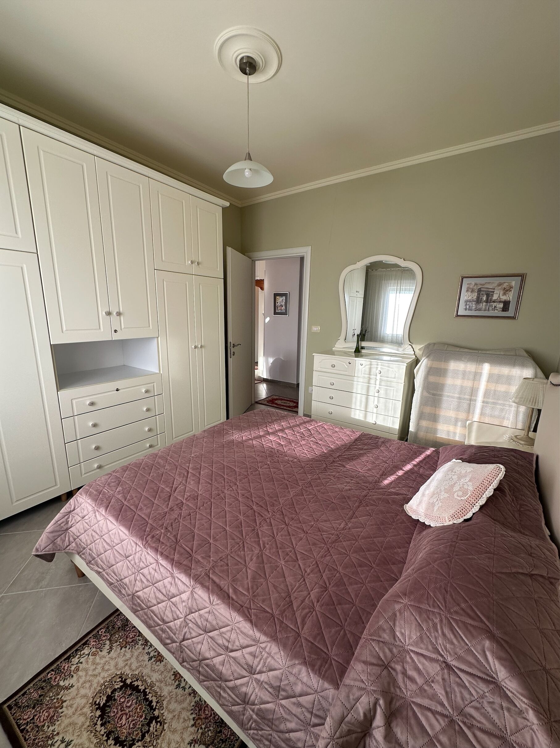 Travel crib, free WiFi, bed sheets