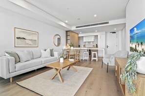 Smart TV, offices - Stylish 2-Bed Unit with Views & Rooftop Access (North Fremantle)