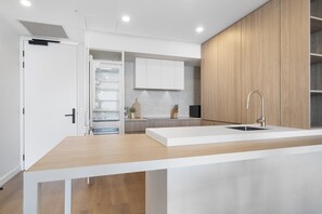 Fridge, microwave, oven, stovetop - Penthouse Stay With Ocean Views (North Fremantle)