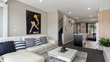 Una Smart TV, una oficina