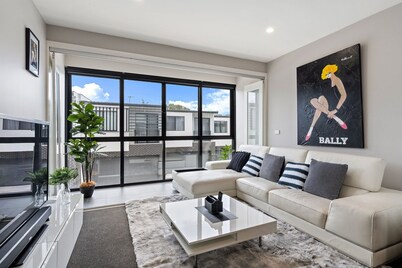 Modern 3-Bedroom Townhouse in Quiet Greenway