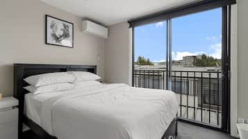 Escritorio, tabla de planchar con plancha, Internet y ropa de cama