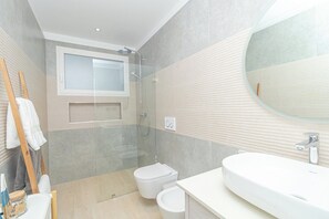 Shower, hair dryer, bidet, towels - Aqua Esmeralda • Beachfront Apartment Martinica 103 (Dominicus)