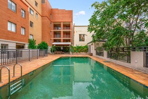 Pool - Stylish 2-Bed Apartment with Pool in Camperdown (Camperdown)