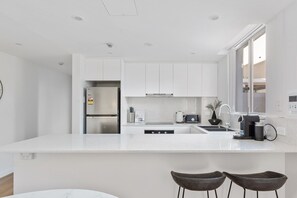 Fridge, microwave, oven, stovetop - Stylish 2-Bed Apartment with Pool in Camperdown (Camperdown)