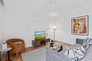 Smart TV - Stylish 2-Bed Apartment with Pool in Camperdown (Camperdown)