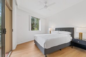 2 bedrooms, iron/ironing board, internet, bed sheets - Stylish 2-Bed Apartment with Pool in Camperdown (Camperdown)