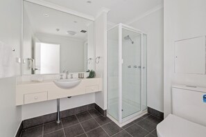 Shower, hair dryer, towels