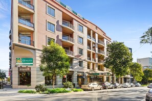 Exterior - Stylish 2-Bed Apartment with Pool in Camperdown (Camperdown)