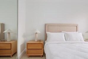 1 bedroom, iron/ironing board, Internet, bed sheets - Stylish 1-Bed Apartment Near Manly Beach (Manly)