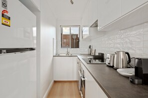Fridge, microwave, oven, stovetop - Stylish 1-Bed Apartment Near Manly Beach (Manly)