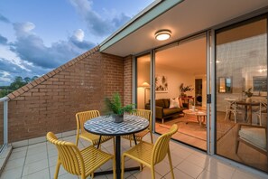 Outdoor dining - Stylish 1-Bed Apartment Near Manly Beach (Manly)