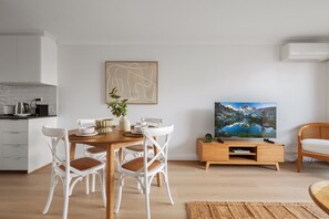 Dining - Stylish 1-Bed Apartment Near Manly Beach (Manly)