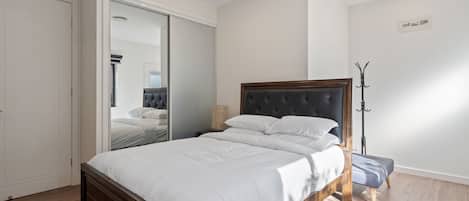 Iron/ironing board, Internet, bed sheets