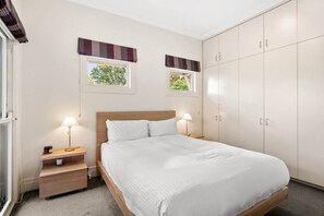 1 bedroom, desk, iron/ironing board, Internet - Wellness Escape: 1-Bed Home + Studio & Sauna (Kew East)