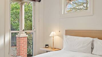 1 bedroom, desk, iron/ironing board, internet