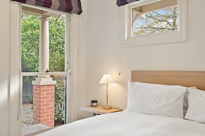 1 bedroom, desk, iron/ironing board, Internet - Wellness Escape: 1-Bed Home + Studio & Sauna (Kew East)