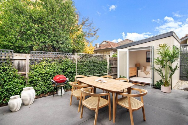 Outdoor dining - Wellness Escape: 1-Bed Home + Studio & Sauna (Kew East)