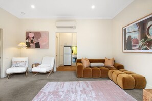 Smart TV, offices - Wellness Escape: 1-Bed Home + Studio & Sauna (Kew East)