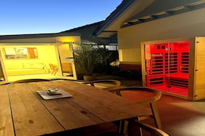 Outdoor dining - Wellness Escape: 1-Bed Home + Studio & Sauna (Kew East)