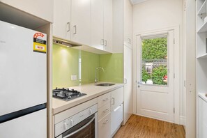 Fridge, microwave, oven, stovetop - Wellness Escape: 1-Bed Home + Studio & Sauna (Kew East)