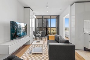 Smart TV, offices - Melbourne CBD 2Bed with Gym, Sauna & Pool Access (Melbourne)