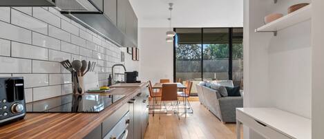 Refrigerador, microondas, horno y parrilla de estufa