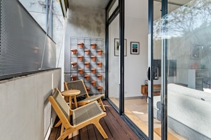 Terrace/patio - Chic 2-Bed Apartment in Vibrant St Kilda (St Kilda)