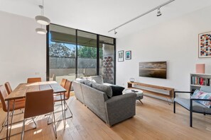 Smart TV, offices - Chic 2-Bed Apartment in Vibrant St Kilda (St Kilda)