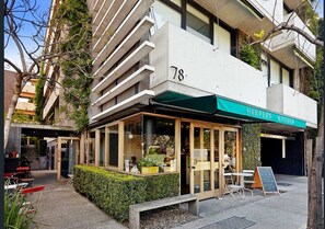 Exterior - Chic 2-Bed Apartment in Vibrant St Kilda (St Kilda)