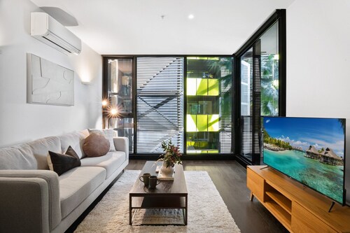 Elegant 1-Bed Apartment with Premium Amenities