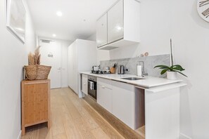 Fridge, microwave, oven, stovetop - Brighton 1-Bed Apartment with Balcony & Parking (Brighton)