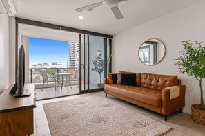 Smart TV - Stylish Apartment with Rooftop, BBQ & Spa Access (South Brisbane)
