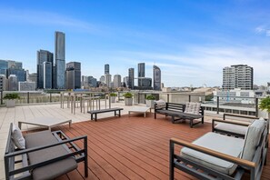 Terrace/patio - Stylish Apartment with Rooftop, BBQ & Spa Access (South Brisbane)