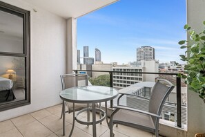 Outdoor dining - Stylish Apartment with Rooftop, BBQ & Spa Access (South Brisbane)
