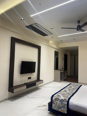 Studio Suite | Rollaway beds, free WiFi, bed sheets - Lords Swastik Studio Kodinar (Kodinar)