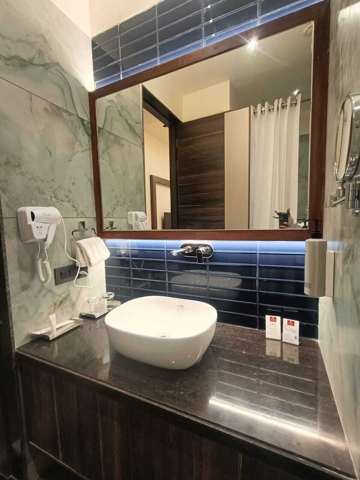 Club Studio | Bathroom | Shower, free toiletries, towels, soap